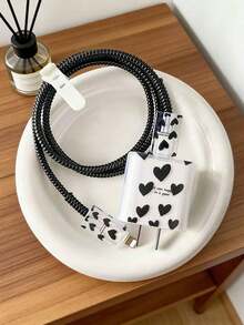 5个装黑色爱心字母TPU充电器保护套，适用于苹果18/20W充电器快充适配器软壳 - 黑色 - 查看 2