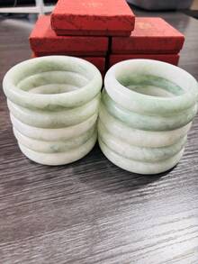 1 chiếc vòng tay ngọc bích, vòng tay thời trang mới dành cho nữ, trang sức quà tặng cho mẹ, vòng tay bùa hộ mệnh. Bề mặt ngọc bích tự nhiên có thể có các đốm khoáng hoặc tạp chất, đây là hiện tượng bình thường! Màu sắc và kết cấu của vòng tay ngọc bích tự nhiên là từ đá nguyên bản, và mỗi lô nguyên liệu thô sẽ có sự khác biệt về màu sắc do nguồn gốc tự nhiên. Ánh sáng cũng có thể gây ra sự khác biệt về màu sắc trong ảnh. Nó được làm từ nguyên liệu thô tự nhiên thông thường, và cách đeo là thoa dầu lên tay trước khi đeo. - vòng đeo tay - Xem 5