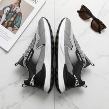Tenis Deportivos para Hombre, Calzado Casual de PU y Malla Transpirable con Cordones, Sneakers Urbanos de Estilo Retro con Suela Gruesa Antideslizante y Amortiguadora, Zapatos de Deporte Ligeros y Suaves para Caminar, Calzado de Moda Versátil y Resistente al Desgaste para el Uso Diario, Tenis Modernos de Suela Flexible con Agarre Fuerte, Calzado Masculino Cómodo y Elegante para Correr o Entrenar en el Gimnasio, Calzado para Caballero de Alta Calidad con Diseño Clásico y Vanguardista. - Gris - Ver 10