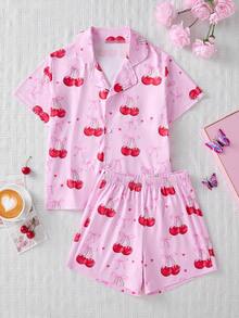 Conjunto de pijama infantil feminino de duas peças, com gola cardigã, estampa completa com laço e shorts de manga curta com estampa de cerejas. Ideal para uso diário, festas do pijama, momentos de lazer e também como presente de verão para crianças. - Baby Rosa - Ver 2