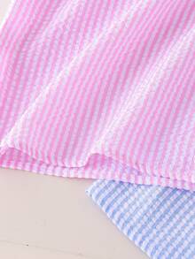 Set de 2 vestidos de tirantes de verano a rayas para niñas pequeñas, opciones de color rosa y azul, con tirantes decorativos 3D con flores, tela de burbujas transpirable, silueta holgada tipo A, vestido dulce y lindo para uso al aire libre - Multicolor - Ver 7