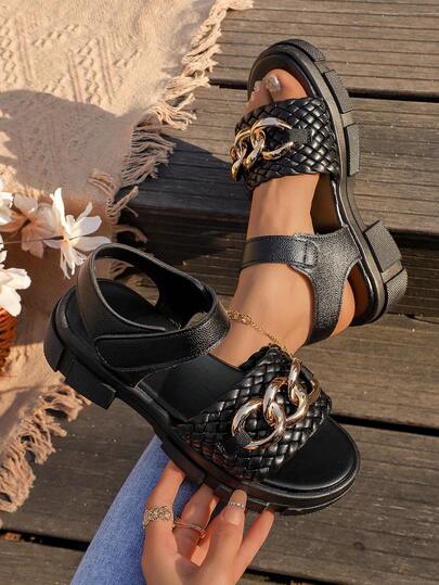 Nâng tầm phong cách mùa hè của bạn! Sandal dây xích đen đa năng | Phối cùng quần jeans, váy và nhiều trang phục khác.