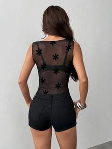 Della Polly 女士夏季休闲纯色蕾丝船领透视上衣，采用不对称下摆设计和性感无袖款式。适合夏季日常穿着、约会、海滩郊游、度假、休闲场合以及搭配黑色上衣。 - 黑色 - 查看 9