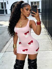 女士Y2K粉色无袖吊带连衣裙，性感甜美女孩爱心字母印花修身连衣裙，时尚别致的甜美性感风格，适合夏季街头、约会、派对和日常休闲穿着 - 粉色 - 查看 1