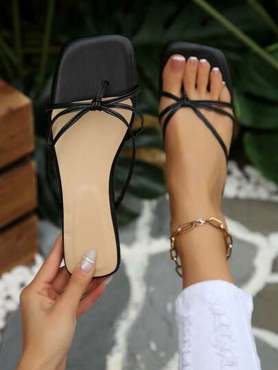 Sandalias de tiras finas con estilo de nicho minimalista de nueva llegada para el verano, adelgazantes, de moda, versátiles, cómodas, adecuadas para la playa y los viajes
