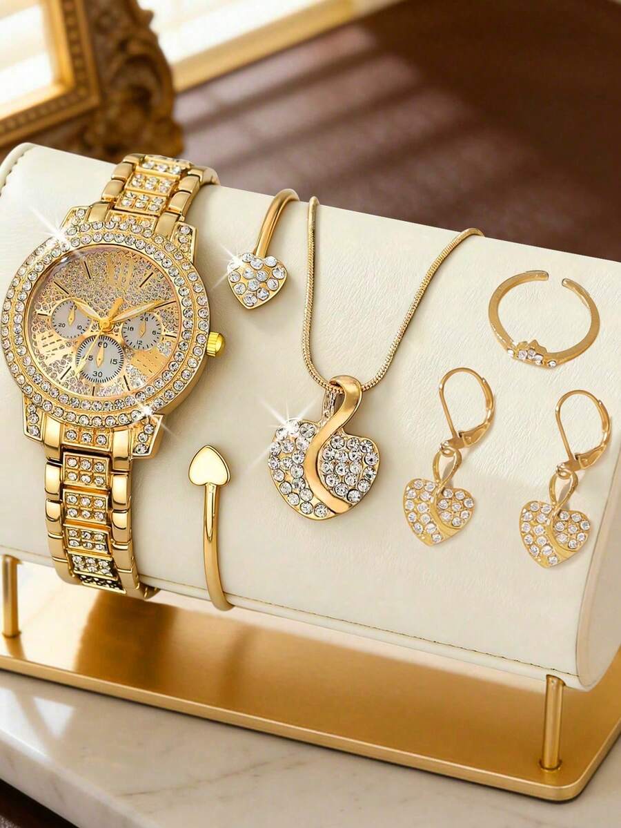 Bộ trang sức cao cấp 6 món dành cho nữ, bao gồm đồng hồ thạch anh đính kim cương, vòng tay hình trái tim đính kim cương, dây chuyền kim cương, bông tai kim cương, vòng đeo tay hở hình trái tim, nhẫn kim cương. Bộ phụ kiện thời trang sang trọng này tập trung vào các yếu tố vàng và kim cương lấp lánh. - Vàng - Xem 1