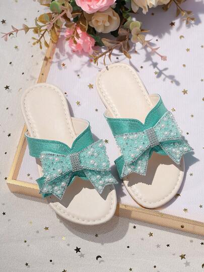 1 đôi dép thời trang cỡ lớn màu xanh dương cho bé gái, đính kim sa lấp lánh, ngọc trai và pha lê hình bướm, mũi tròn, hở mũi, mềm mại, chống trơn trượt, kiểu dép công chúa phong cách Bohemian, thích hợp cho đi chơi hàng ngày, đi nghỉ mát, dự tiệc, mùa xuân/hè. Hàng mới về