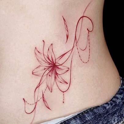 1 hình xăm tạm thời hình hoa ly đỏ chống thấm nước, bền, họa tiết ruy băng chảy dọc eo, phù hợp cho mọi người.