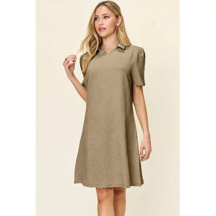 Vestido de manga corta con cuello texturizado y tamaño completo - Caqui - Ver 1