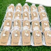 白色雏菊心形钥匙扣套装，甜美风格，感谢礼品，鼓励卡，理想之选。派对回礼袋，适用于婚礼、生日、新生儿派对、旅行纪念品、毕业典礼、乔迁之喜、聚会等场合。 - 查看 12