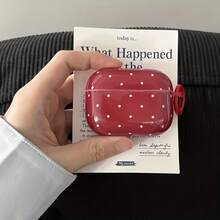 这款耳机收纳盒采用醒目的深红色波点图案，配有防丢夹，并具有防震防尘功能。它兼容所有型号（1/2、3、4、Pro、Pro 2、Pro 3）。 - 彩色 - 查看 1