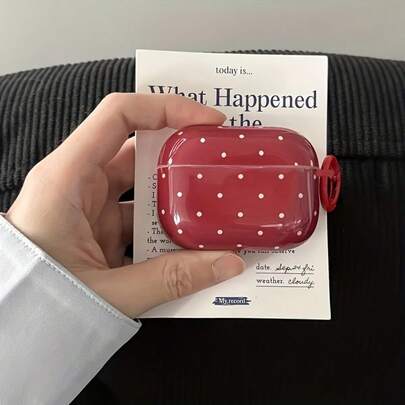 Hộp đựng tai nghe 1PC có họa tiết chấm bi đỏ đậm nổi bật, kẹp chống thất lạc, chống sốc và chống bụi. Tương thích với tất cả các dòng sản phẩm (1/2, 3, 4, Pro, Pro 2, Pro 3).