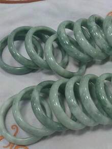 1 chiếc vòng tay ngọc bích, vòng tay thời trang mới dành cho nữ, trang sức quà tặng cho mẹ, vòng tay bùa hộ mệnh. Bề mặt ngọc bích tự nhiên có thể có các đốm khoáng hoặc tạp chất, đây là hiện tượng bình thường! Màu sắc và kết cấu của vòng tay ngọc bích tự nhiên là từ đá nguyên bản, và mỗi lô nguyên liệu thô sẽ có sự khác biệt về màu sắc do nguồn gốc tự nhiên. Ánh sáng cũng có thể gây ra sự khác biệt về màu sắc trong ảnh. Nó được làm từ nguyên liệu thô tự nhiên thông thường, và cách đeo là thoa dầu lên tay trước khi đeo. - vòng đeo tay - Xem 2