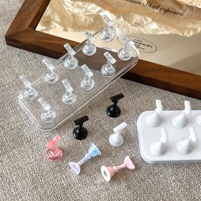 Giá đỡ thực hành vẽ móng hai hàng với đế acrylic, có các tấm từ tính để tạo họa tiết, khay vẽ móng nhiều màu và dụng cụ làm móng - Thích hợp cho người mới bắt đầu. Khay trưng bày móng hình bàn cờ, thích hợp cho thợ làm móng tại salon, cũng có thể dùng làm quà tặng cho bạn bè nữ.