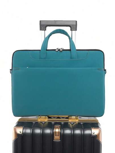 حقيبة كمبيوتر محمول أنيقة وكاجوال لكن موجهة للأعمال، مصنوعة من مادة PU عالية الجودة. مع العديد من الجيوب والأقسام لتلبية احتياجات السفر اليومية. حقيبة رسول متعددة الوظائف للرجال يمكن حملها باليد أو ارتداؤها على الكتف، مع حزام كتف مريح وقابل للتعديل. حقيبة مثالية للرجال للتنقل والرحلات العمل والأنشطة الخارجية، يمكن تثبيتها على مقبض حقيبة السفر.