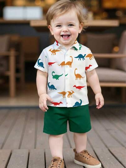 Bộ đồ 2 món cho bé trai: Áo sơ mi trắng in hình khủng long + Quần short xanh đậm, trang phục thường ngày thoải mái cho dạo chơi, dã ngoại gia đình, bộ đồ phối hợp đáng yêu và đa năng.