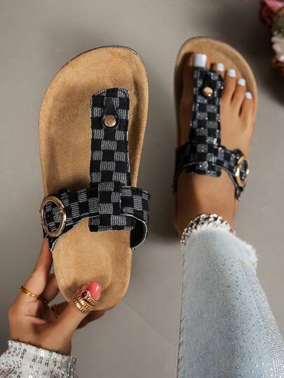 Sandal đế bằng thoải mái, kiểu dáng thường ngày, có khóa cài đôi, thích hợp cho hoạt động ngoài trời hoặc đi biển.