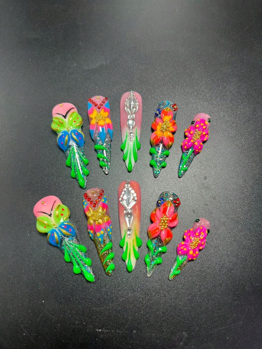10片3.3厘米手工方形假指甲，搭配水钻、花朵、绿植和蝴蝶装饰，套装包含美甲贴纸，适合女性和女孩，可用于情人节、派对、节日和日常佩戴。美甲配件，亚克力美甲套装，包含套装、手工压制美甲贴片、假指甲贴纸和美甲用品。 - 彩色 - 查看 1