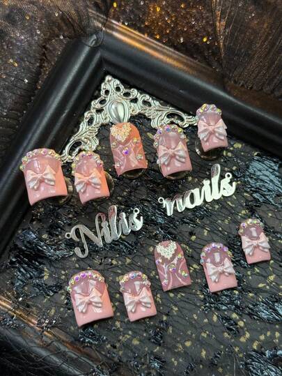 10片装手工全覆盖短方形亚克力美甲套装，西瓜粉美甲，西瓜粉法式美甲，手绘西瓜粉线条，3D粉色蝴蝶结、银色爱心、多颗珠光钻石及其他美甲配件，Y2K甜美少女风，亚克力美甲用品适合女性和女孩在主题派对、节日、日常、聚会和仪式中使用（包含：一片果冻胶和一条摩擦条）美甲用品
