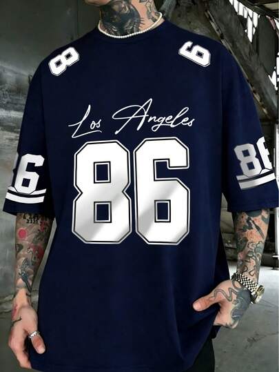 男士印花T恤，印有数字86和“洛杉矶”手写字母图案，宽松舒适，适合休闲、运动、校园活动等场合，采用聚酯纤维面料，速干易洗。
