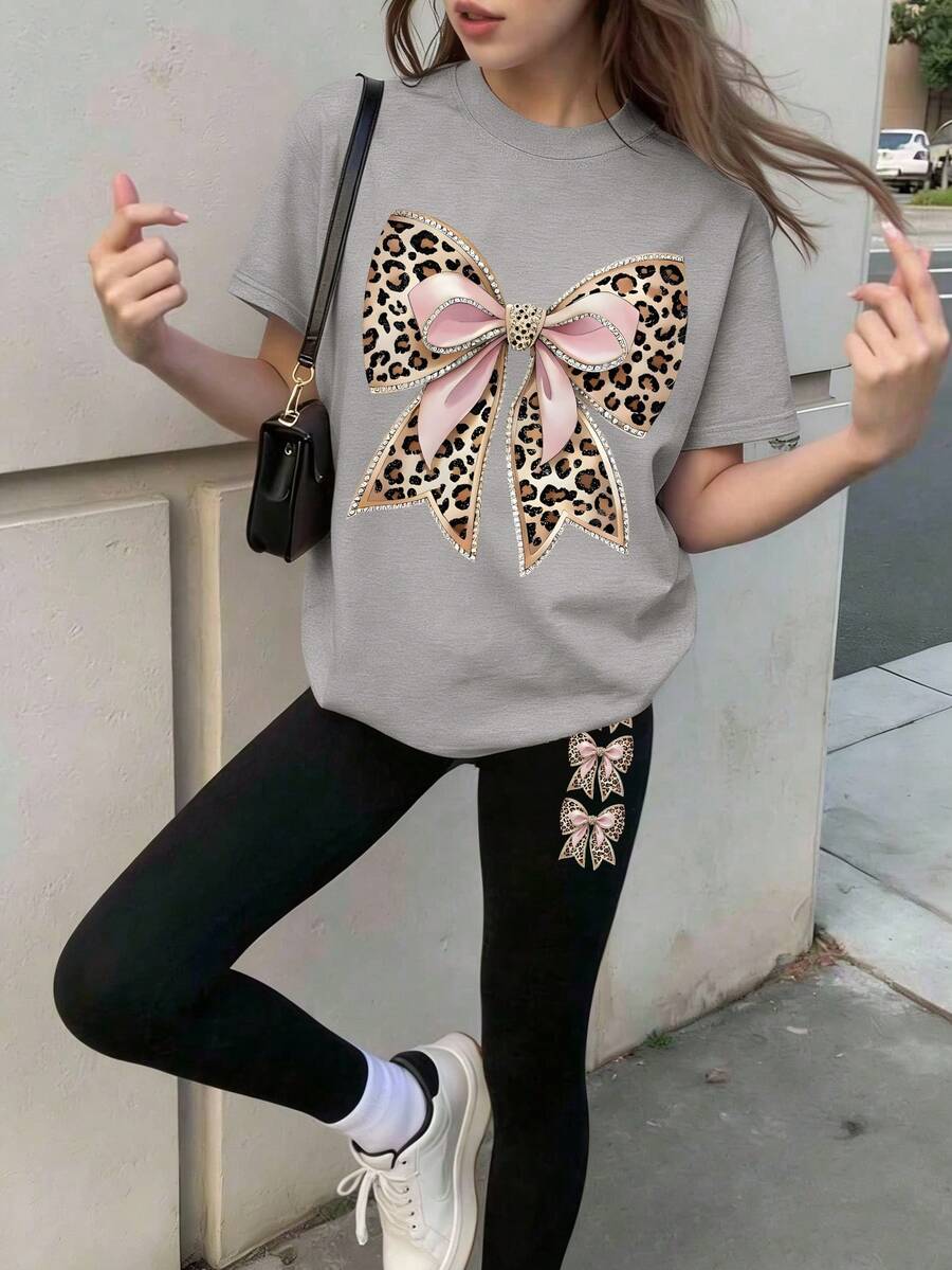 Bộ đồ 2 món phong cách báo đốm và nơ dành cho nữ tuổi teen, gồm áo thun và quần legging cùng họa tiết nơ, thích hợp cho tụ họp bạn bè, thư giãn hoặc mặc hàng ngày. - Xám - Xem 1