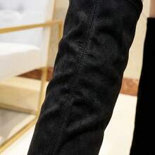 Botas altas femeninas de gamuza sintética con suela plana y diseño sencillo. Ajuste ergonómico elástico, suaves y transpirables, estilo elegante versátil para diario y eventos. - Negro - Ver 7