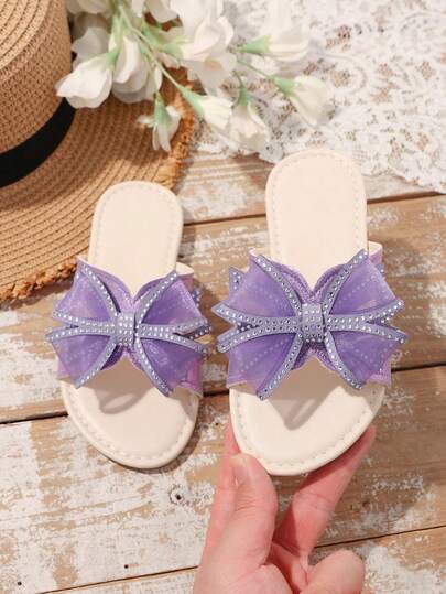 1 đôi dép lê đế bằng màu đen cho bé gái, chất liệu lưới trong suốt lấp lánh đính đá hình cỏ ba lá, kiểu dáng tối giản, mũi tròn, mềm mại, chống trơn trượt, dép đi biển phong cách Bohemian dễ thương kiểu công chúa cho bé gái, thích hợp đi hàng ngày, đi nghỉ mát, dự tiệc, mùa xuân/hè 2026.