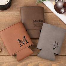 Conjunto de bebidas personalizadas para bodas, diseñado para bodas modernas o fiestas de compromiso. El conjunto incluye un soporte personalizado para latas con logotipo, calentador de bebidas y enfriador de cerveza, cada artículo admite una personalización profunda con los nombres de la pareja o fechas especiales. - Multicolor - Ver 5