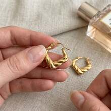 Pendientes cuadrados con un diseño geométrico simple y elegante en oro, que es sustancial y adecuado para que las mujeres los usen a diario - Pendientes - Ver 2