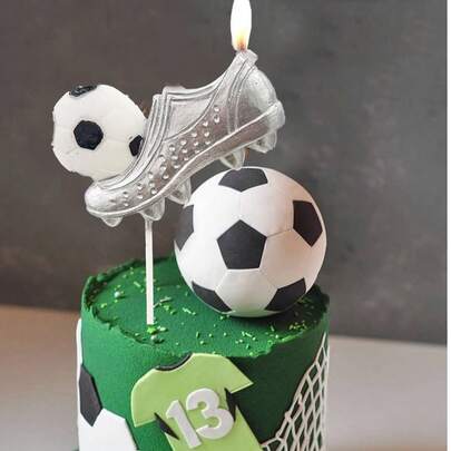 Giày bóng đá bạc, nến trang trí bánh kem hình nhà vô địch và á quân vàng & bạc cho tiệc sinh nhật, kỷ niệm.