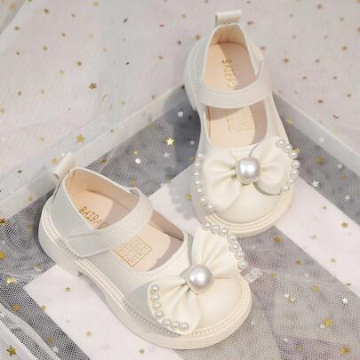 1 Đôi giày công chúa đế mềm chống trượt mới cho bé gái, có nơ ngọc trai và khóa dán, kiểu dáng thời trang, đa năng, màu trắng sữa, phù hợp cho cả đi hàng ngày và các hoạt động ngoài trời.