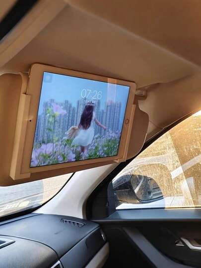 通用型车载遮阳板手机/平板电脑支架，带充电接口 – 可调节L型支架，适用于、Galaxy等设备，坚固的ABS材质支架，适用于前排乘客，观看画面无震动，是长途旅行和公路旅行的理想之选。