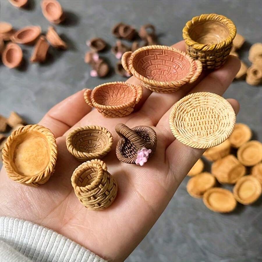 10 pièces Paniers de rangement de pain mini réalistes mélangés au hasard, outils d'ameublement en bambou tressé factice en résine, convenant à la décoration de maison de poupée, à l'art du paysage miniature, aux cadeaux d'artisanat créatifs et aux accessoires pour la maison