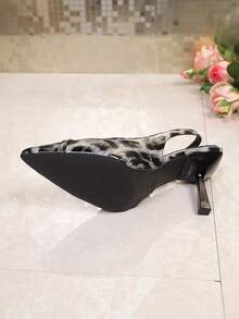 Giày sandal cao gót mũi nhọn màu đen dành cho nữ, mẫu Xuân/Hè 2026, kiểu dáng gót thấp (kitten heel), cao 8.5cm, thiết kế hở mũi, họa tiết da báo, kiểu dáng gợi cảm, thanh lịch. - màu đen - Xem 3