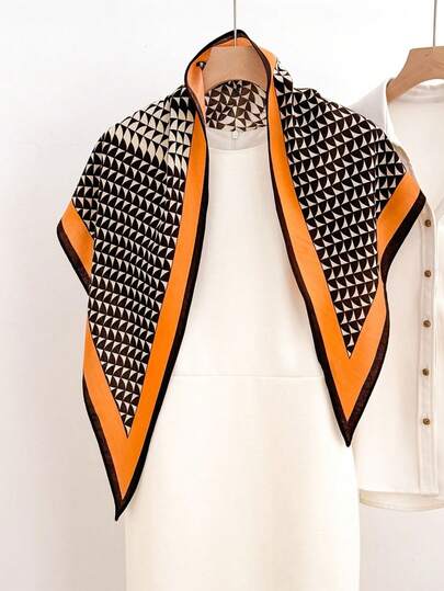 新款春夏仿丝字母印花三角巾，轻盈百搭，可提升氛围，兼具装饰性，可作头巾、围巾、围巾、围巾等多种用途。