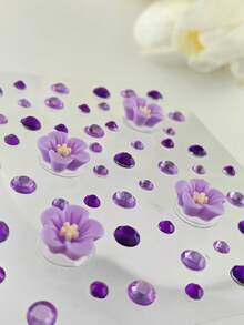 1片紫色花朵水钻脸贴，闪亮精致设计，自粘易贴，适合女性和青少年，可用于节日妆容、婚礼造型以及春夏面部DIY装饰、演唱会妆容、脸部装饰等。 - 彩色 - 查看 9