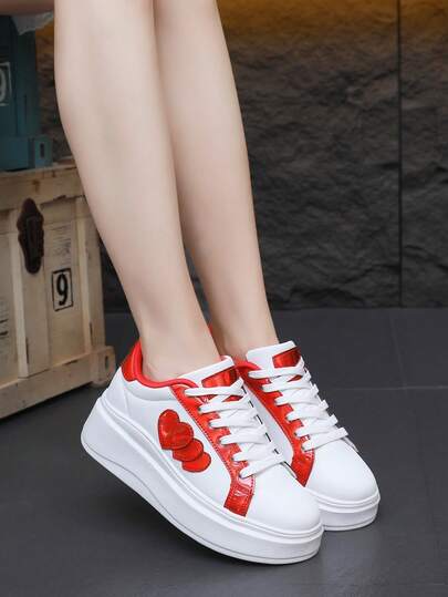 TOLLN 1双女士爱心图案休闲PU皮革系带防滑轻便休闲滑板鞋，白色，适合户外四季穿着