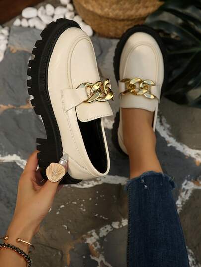 أحذية كاجوال مريحة للنساء بتصميم إسفين منصة مدبب الأصبع، مزينة بسلسلة على الطراز الإنجليزي، سهلة الارتداء