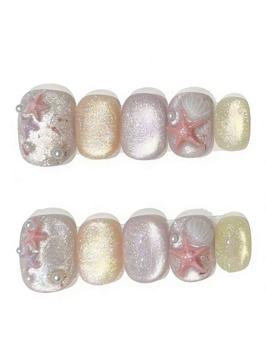 这款美甲套装包含10片指甲油，名为“贝壳星沙”。它以闪亮的珠光底色为特色，搭配3D立体海星、贝壳装饰和珍珠点缀。光泽的表面如同阳光洒在沙滩上般闪耀，营造出梦幻般的海岸风情，既柔和又清新。 - 彩色 - 查看 1