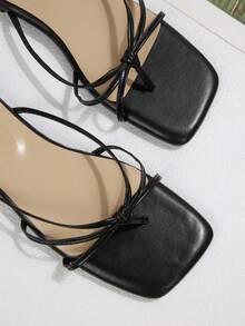 Mẫu dép xỏ ngón nhiều quai mỏng, kiểu dáng tối giản, mới về mùa hè, giúp thon gọn vóc dáng, thời trang, đa năng, thoải mái, phù hợp cho bãi biển và du lịch. - màu đen - Xem 5