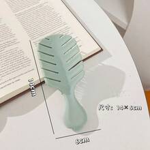 1 pieza Peine para dar forma al cabello rizado, adecuado para cabello rizado, ondulado o en espiral - Peine ligero con diseño flexible antiestático, desenreda fácilmente el cabello, crea estilos rizados y agrega volumen; La estructura transpirable ayuda al secado rápido y al fácil peinado con calor; Mango ergonómico antideslizante para un agarre cómodo; Adecuado tanto para hombres como para mujeres; Ideal para el cuidado diario del cabello y uso en salón - Peine con cojín de aire - Ver 5