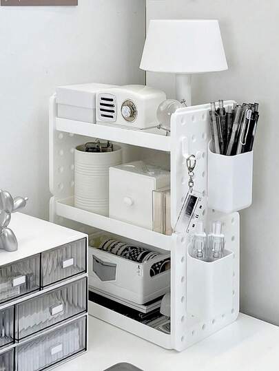 Kệ để bàn 3 tầng tối giản màu trắng, kết hợp bảng treo đồ đa chức năng, dung tích lớn, phù hợp cho bàn làm việc văn phòng, ký túc xá, phòng ngủ, bàn trang điểm, được làm từ chất liệu PP chất lượng cao, giúp mở rộng không gian theo chiều dọc, là ý tưởng quà tặng thiết thực với thiết kế cốt lõi kết hợp giữa kệ nhiều tầng và bảng treo đồ.