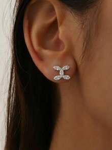 1 Đôi bông tai đính chữ sang trọng, tinh tế, giúp tôn lên vẻ đẹp hàng ngày. - Nhiều màu - Xem 5