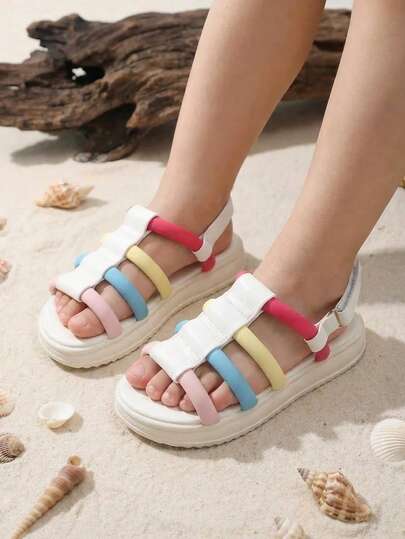 1双儿童夏季平底凉鞋，彩色条纹设计，后跟处有魔术贴可调节绑带，时尚沙滩凉鞋，适合度假、派对、搭配服装、日常穿着。