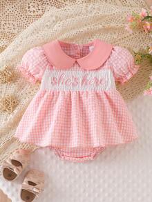 1 Stück Neugeborenen Baby (Mädchen) süßer Romper-Kleid mit Peter-Pan-Kragen, besticktem Karomuster und Kurzarm, leicht für den Sommer - Pink - Übersicht 1