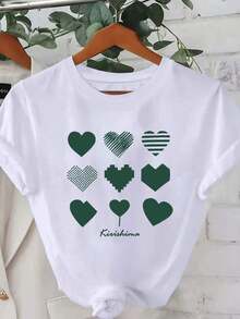 Elegante Camiseta de Mujer con Diseño de Corazón y Eslogan - Tejido Casual - Blanca con Corazones Verdes, Perfecta para Primavera/Verano/Otoño - Blanco - Ver 1