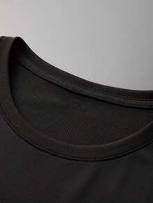 Disney Official Licensed Classic Cartoon IP | Women's Casual Short Sleeve T-Shirt And Shorts Two-Piece Set. Inspired By The Cute Alien Pet Character, It Features A Mischievous And Playful Tongue-Out Style, Cleverly Integrating The Pet's Tongue-Out Expression, Bone And Paw Print Elements, And Fun Details With The Slogan "Lilo & Stitch". Made Of Soft And Breathable Fabric, It Is An Ideal Choice For Vacation Trips And Daily Casual Wear. - 黑色 - 查看 4