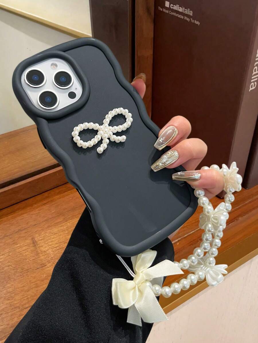 1个甜美酷炫黑色波浪边手机壳，配珍珠蝴蝶结和蝴蝶结珍珠链 | 高端防震保护套。防震、防滑、防刮擦 | 专为 17 Pro Max设计 | 兼容 17/16/15/14/13/12/11系列、S20-S25系列、Note 14/13/12系列和A56 5G | 完美的情人节/新年礼物。国际版，非国内版。