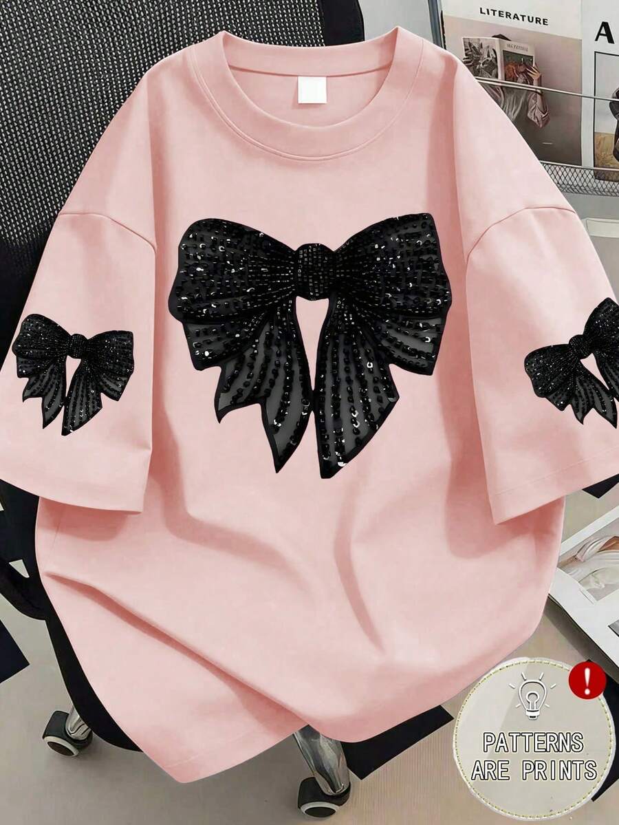 大码休闲蝴蝶结印花短袖T恤。夏季女式街头时尚单品,夏季女式上衣,适合新年庆祝活动、日常穿着、外出、节日、海滩、派对、学校、音乐节、度假、通勤等各种场合。这款夏季圆领短袖T恤可作为礼物送给家人、女友、朋友,也是圣诞节、新年和其他节日的理想之选,必备单品。休闲夏季上衣,春季上衣,女士夏季粉色 - 粉色 - 查看 1