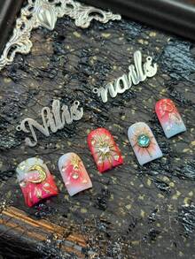 Bộ 10 móng giả acrylic ngắn vuông phủ kín toàn bộ, màu đỏ hồng, nhuộm tie-dye đỏ hồng và xanh nhạt, sử dụng vàng để vẽ tay các họa tiết hình học như đường viền mặt trăng, đường viền mặt trời và các đường đối xứng, đính kèm ngọc trai giả 3D màu trắng, đá pha lê xanh và đá pha lê trong suốt. - Màu Hồng Tươi - Xem 7